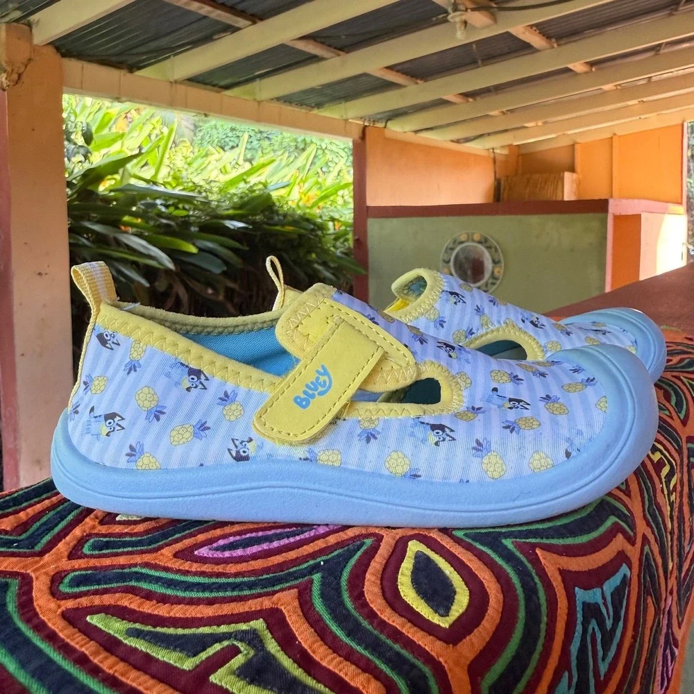 Bluey‎ Ground Up Water Shoes Girls Size 11/12 Blue Yellow Striped Pineapple